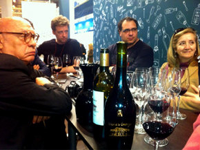 Expertos en vino catan la nueva añada de Dehesa de los Canónigos. A la izquierda, Quino Moreno responsable de la página gastronómica de “EuroMundoGlobal”