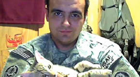 Un soldado salva a un gato en Afganistán y el animal le devuelve el favor