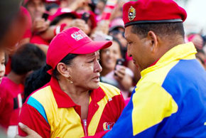 El imitador de Chávez arranca las lágrimas de una fiel chavista
