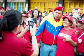 Un imitador del fallecido Hugo Chávez saluda a los seguidores de su sucesor, Nicolás Maduro