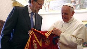 Rajoy regala camiseta de La Roja al Papa