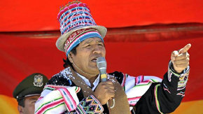 Evo Morales, ataviado con un traje regional boliviano