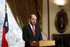 El ministro chileno de Relaciones Exteriores, Alfredo Moreno, lee una declaración oficial sobre la posición del país por la demanda de Bolivia ante el tribunal de La Haya 