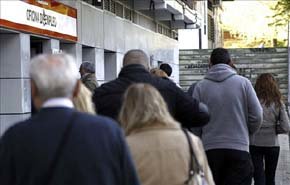 En la imagen, varias personas acceden esta mañana a una de las oficinas de empleo de Madrid. EFE