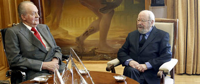 El Rey conversando, ayer, con José Manuel Caballero Bonald, galardonado con el Premio Cervantes 2012. (EFE)

