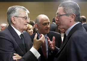 
El ministro de Justicia, Alberto Ruiz-Gallardón, conversa con el fiscal general del Estado, Eduardo Torres-Dulce (i), en presencia del ministro del Interior, Jorge Fernández (c). EFE
