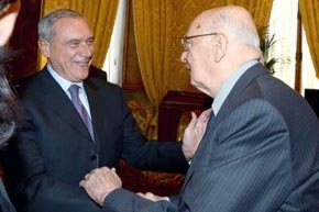 Giorgio Napolitano (d) jura su cargo como presidente de Italia 