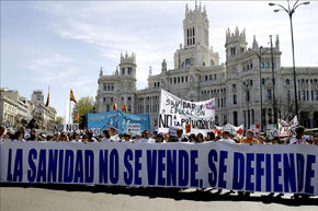 Miles de personas, participan esta mañana, en una nueva “marea blanca” en las calles de la capital. EFE