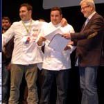 Mariano Palacín, Pdte. de FEPET y Pdte. de la Capital Española de Gastronomía entregando uno de los Premios.