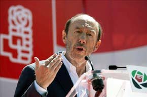 El secretario general del PSOE, Alfredo Pérez Rubalcaba, interviene durante el Día de la Rosa del PSOE de Extremadura, que ha tenido lugar en la localidad de La Albuera. EFE