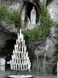 Historia, naturaleza, deporte, gastronomía... y además milagros. Lourdes acoge cada año 6 millones de peregrinos y turistas  