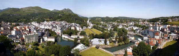 Historia, naturaleza, deporte, gastronomía... y además milagros. Lourdes acoge cada año 6 millones de peregrinos y turistas  