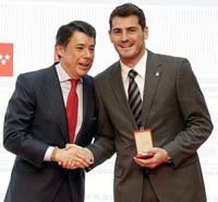 Iker Casillas (d), con el presidente de la Comunidad de Madrid, Ignacio González