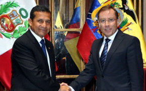 El embajador Riofrío (der) estrechando la mano del presidente peruano Ollanta Humala.