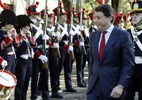 Decenas de personas intentan  boicotear el desfile oficial del 2 de Mayo en Madrid