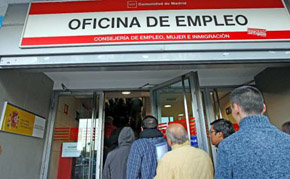 El paro baja de los cinco millones de personas tras caer en 46.050 personas en abril