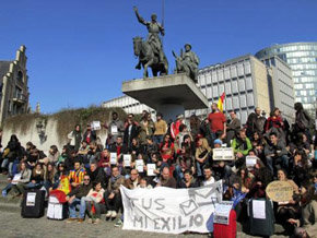 Cientos de jóvenes españoles protestan en Bruselas por la falta de oportunidades laborales en España. 