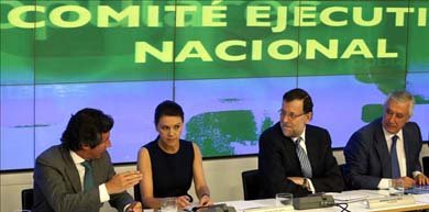 El presidente del Gobierno, Mariano Rajoy (2-d), escucha al vicesecretario del PP Carlos Floriano, junto a la secretaria general del partido, Maria Dolores de Cospedal, y el vicesecretario Javier Arenas, al inicio de la reunión del Comité Ejecutivo Nacional. EFE