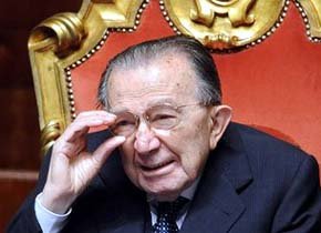 Andreotti, en el Senado italiano, en abril del 2008. FILIPPO MONTEFORTE | AFP 