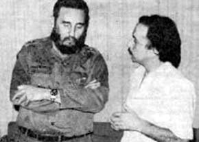 El periodista Augusto Carmona junto a Fidel Castro en una imagen de archivo
