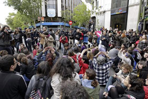 Cientos de personas realizan un 'escrache' a Gallardón contra la nueva Ley del aborto 