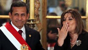 El presidente de Perú Ollanta Humala (i) posa luego de tomar juramento a la abogada Eda Rivas Franchini como nueva canciller peruana./Paolo Aguilar (EFE)

