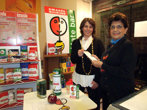 Marta Cruz (d), gerente de “La Franco Argentina”, S.A., España, en el momento de entregar el premio a la ganadora del sorteo, señora Mariela Grande 