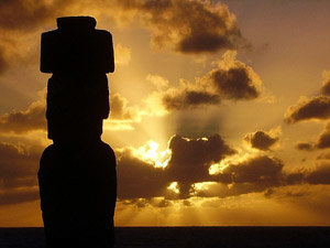 Fabuloso atardecer en rapa Nui. El Ahu Tahai en primer plano