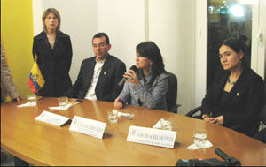 De izquierda a derecha: Karina Montesinos, Lucas Luzón, representante de la
SENAMI en Milán; la Ministra Lorena Escudero y la cónsul de Ecuador en Milán
durante la inauguración de la casa ecuatoriana.