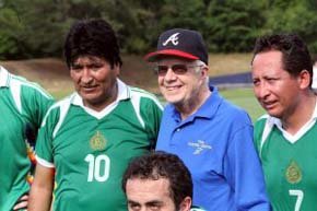 Evo Morales junto al ex presidente de USA Jimmy Carter, antes de un partido de fútbol