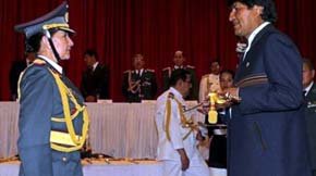 Durante una ceremonia que la general del Ejército, Gina Reque Terán, recibió su sable, también ascendieron otros oficiales del Ejército, Fuerza Aérea y Armada. 