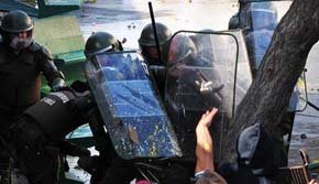 Manifestantes arrojan piedras a las Fuerzas Especiales de la Policía chilena