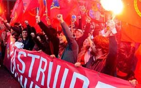 Manifestantes gritan consignas durante las protestas frente al Congreso chileno 