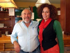 Halma junto a Julián Vara, propietario de la Cafetería “VARA” de Griñón 