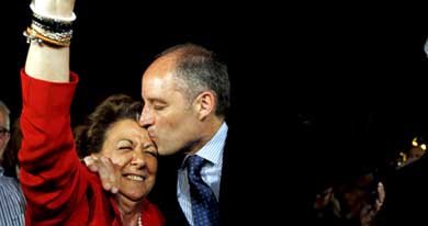 Barberá y Camps celebran sus victorias electorales en mayo de 2011. (EFE)