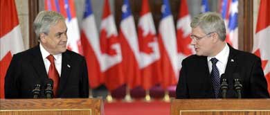 El primer ministro canadiense, Stephen Harper (d), y el presidente chileno, Sebastián Piñera