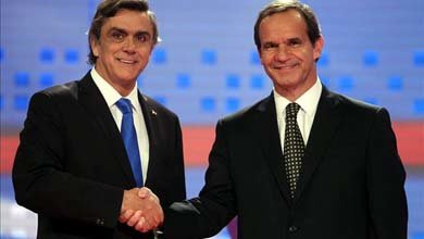 El aspirante de Renovación Nacional (RN), Andrés Allamand (d), y el de la Unión Demócrata Independiente (UDI), Pablo Longueira