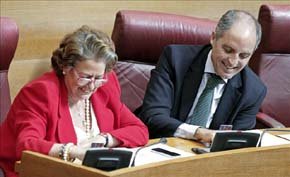 Los diputados populares, Rita Barberá, y Francisco Camps, en su escaño en Les Corts Valencianes. EFE/Archivo

