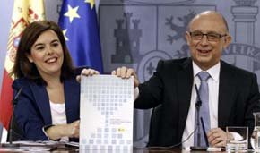 La vicepresidenta del Gobierno, Soraya Sáenz de Santamaría, y el ministro de Hacienda, Cristóbal Montoro