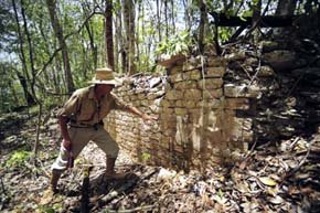 Un arqueólogo del INAH muestra los restos de un edificio perteneciente a la ciudad maya de Chactún. 