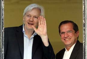 El fundador de WikiLeaks, Julian Assange (i), junto all ministro de Exteriores de Ecuador, Ricardo Patiño
