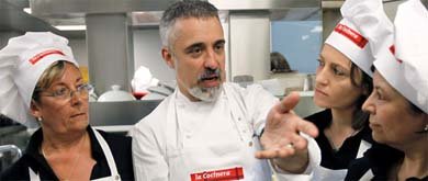 El chef Sergi Arola, junto a cinco madres de diferentes puntos de España en el restaurante del cocinero catalán (Efe).