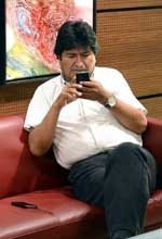 Evo Morales esperando en el aeropuerto de Viena. / EFE