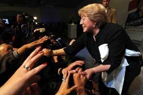 Michelle Bachelet saluda a sus partidarios...