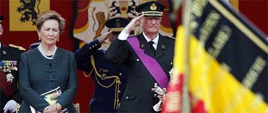 La reina Paola (i) y el rey Alberto II presiden un desfile militar en Bruselas (Efe).