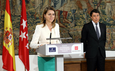 Toledo, 02-07-2013. – La presidenta de Castilla-La Mancha, María Dolores Cospedal, firma un convenio de colaboración con el presidente de la Comunidad de Madrid, Ignacio González, para la renovación de la utilización de los títulos de Abono Transportes para los desplazamientos entre ambas comunidades (Foto: H. Fraile // JCCM)