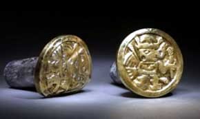 Joya encontrada en el sitio arqueológico de Huarmey ( Huarmey Perú) 