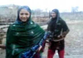 Las dos hermanas pakistaníes en un fotograma del vídeo. 
