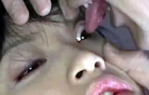 “Eye licking”: la nueva práctica erótica que pone en peligro el globo ocular