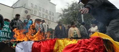 Seguidores del presidente de Bolivia, Evo Morales, queman las banderas de España y Portugal Efe 